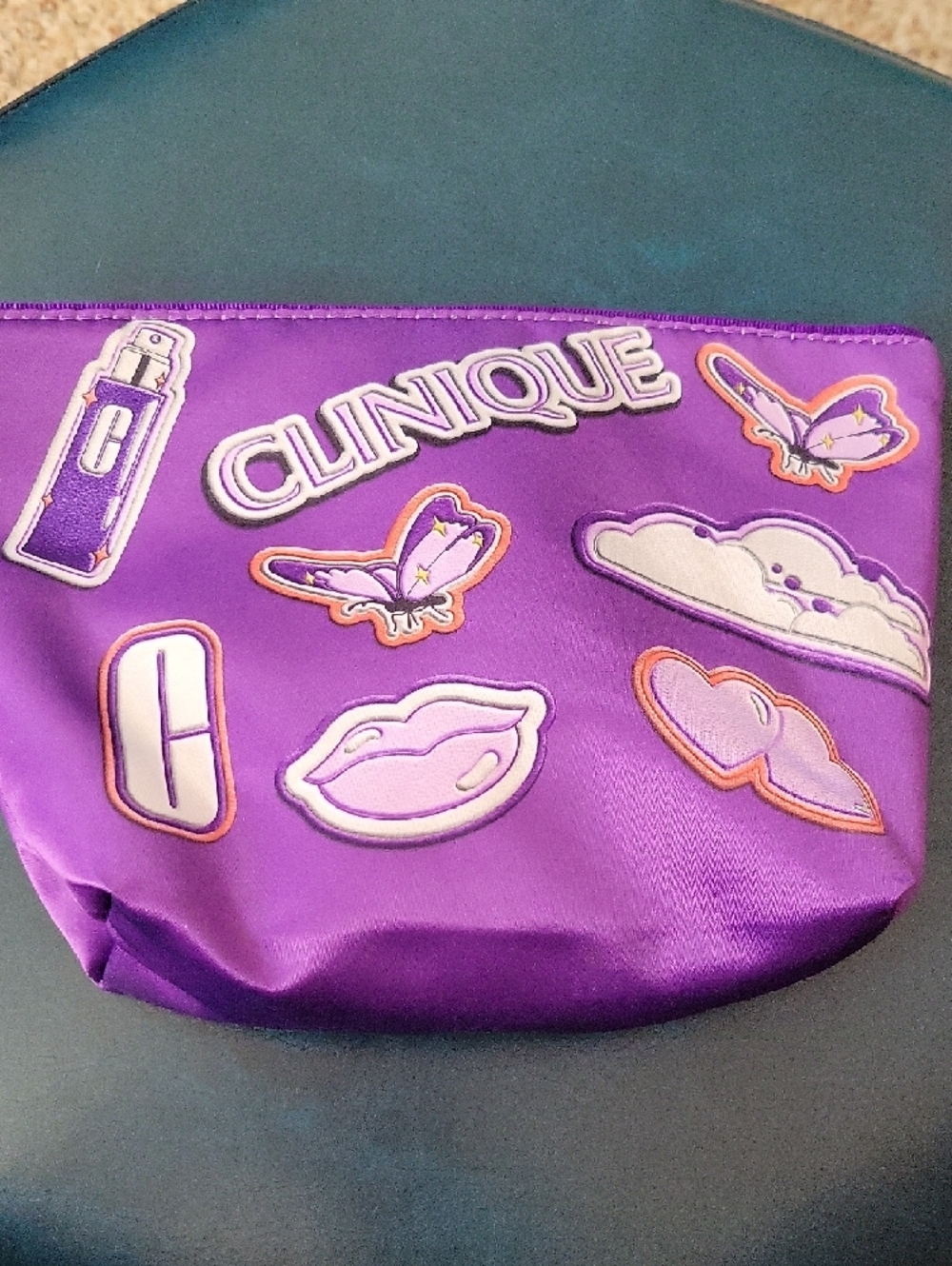 Clinique Cosmetic Pouch Wrinkle Serum And Tube Skincare and Love Pop Lipstick - Picture 8 of 8